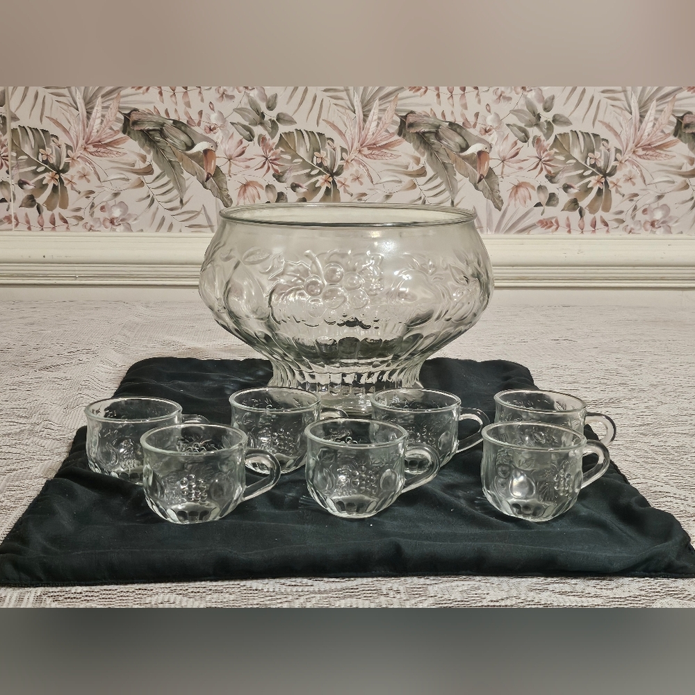 VTG Centerpiece Jeanette Glass punch Bowl Set!